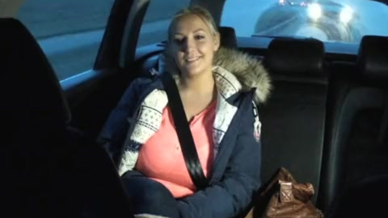 Блондинка занимается сексом в машине