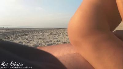 Секс на море а у девушки большая грудь